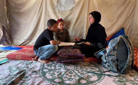 لميس ترعى شقيقيها بعد سفر والديها للعلاج لميس ترعى شقيقيها بعد سفر والديها للعلاج