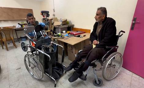رمزي يتحدى إعاقته ويصلح كراسي المصابين بغزة