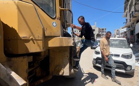 رغم بتر ساقه.. كحيل يعود لقيادة الجرافة