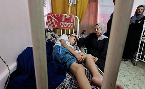 وليد يواجه خطر فقدان المشي بسبب نقص العلاج في غزة