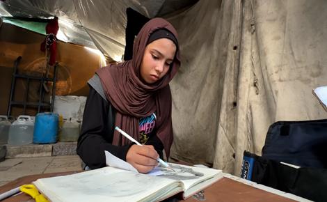 رغد ترسم الحرب والنزوح من داخل خيمة في غزة 