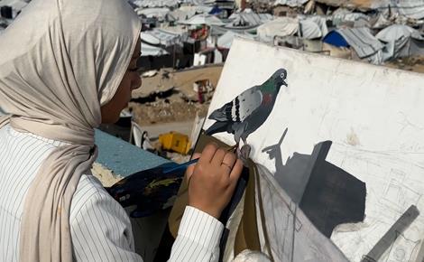 سارة ترسم معاناة غزة إلى العالم