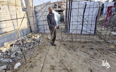 أبو عية يعدّ مأوى لأسرته من مخلفات بيته المدمر