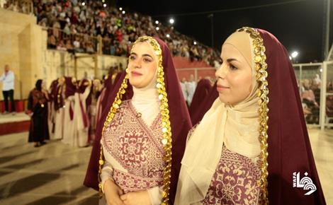 دورا تحتفل بزفاف 88 عريساً وعروساً دورا تحتفل بزفاف 88 عريساً وعروساً