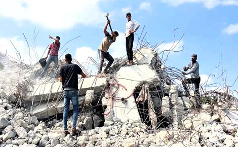 استخراج الحديد من الأنقاض لبناء خيام في غزة استخراج الحديد من الأنقاض لبناء خيام في غزة