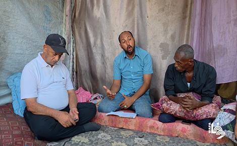 شعراء غزة يوثقون النزوح والفقد بقصائد من الخيام شعراء غزة يوثقون النزوح والفقد بقصائد من الخيام