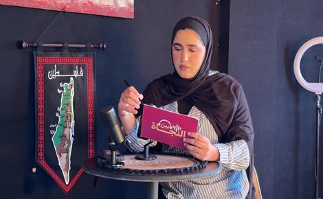 ستوديو من خشب صناديق المساعدات في غزة