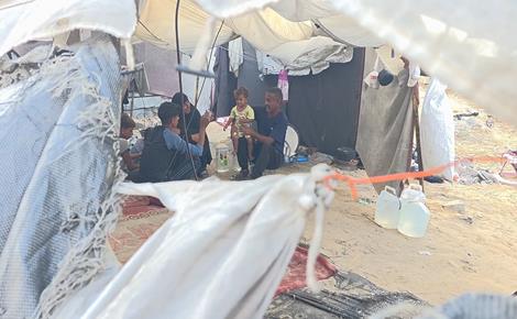نازحون في خان يونس يواجهون الشتاء بخيام بالية 