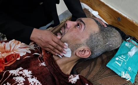 مصاب بشلل رباعي ينتظر علاجًا خارج غزة مصاب بشلل رباعي ينتظر علاجًا خارج غزة