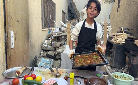 طفل غزّي يوثق موهبته في الطبخ قرب منزله المدمّر 