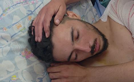الصياد المصاب يوسف النجار يحتاج علاجاً خارج عزة