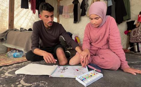 شقيقان من غزة يحاولان التأقلم بعد بتر ساقيهما شقيقان من غزة يحاولان التأقلم بعد بتر ساقيهما