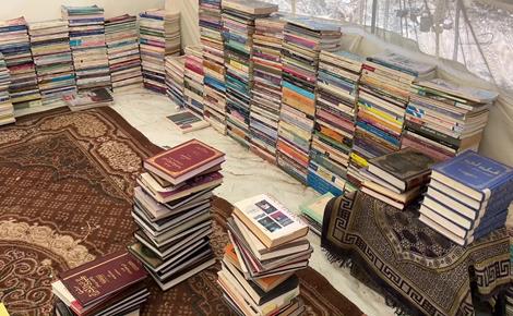 كتب من تحت الأنقاض