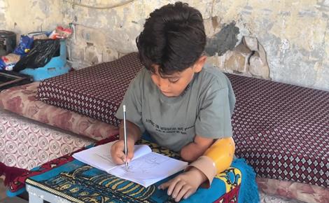 كنان ينجو من غارة قتلت أسرته ويلتحق بمدرسة في غزة كنان ينجو من غارة قتلت أسرته ويلتحق بمدرسة في غزة