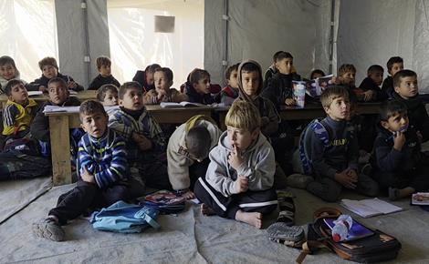 طلاب يتلقّون تعليمهم داخل خيمة في خان يونس