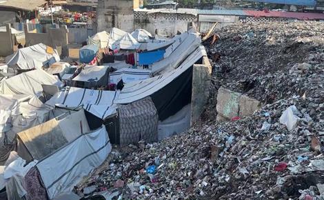 نازحون يعيشون قرب مكبّ نفايات وسط غزة
